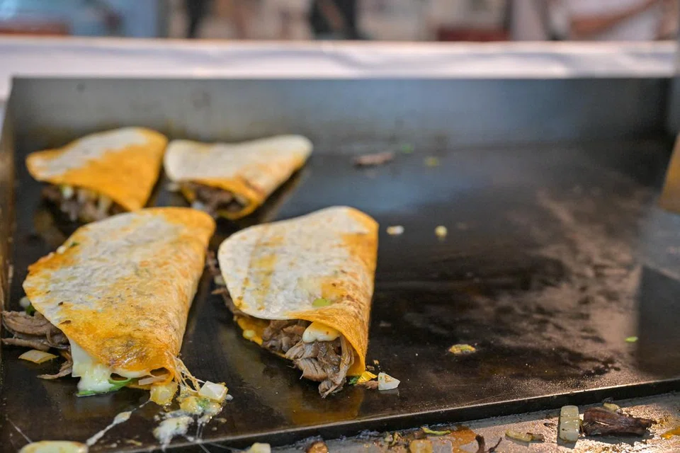 Killaz Birria Tacos membuka gerainya buat kali pertama di bazar Gemilang Kampong Gelam 2024.