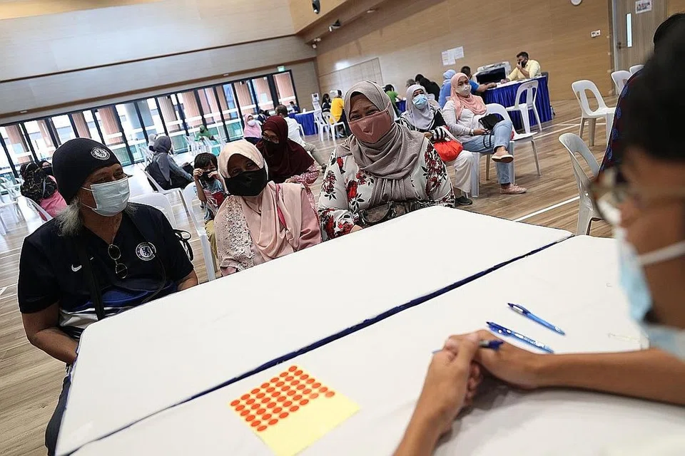 MOHON LPA: (dari kanan) Cik Zulaiha telah ke Wisma Geylang Serai semalam bersama kedua ibu bapanya, Cik Afia dan Encik Mohd Erfan untuk mendapatkan bantuan dalam membuat permohonan LPA. - Foto BH oleh TIMOTHY DAVID