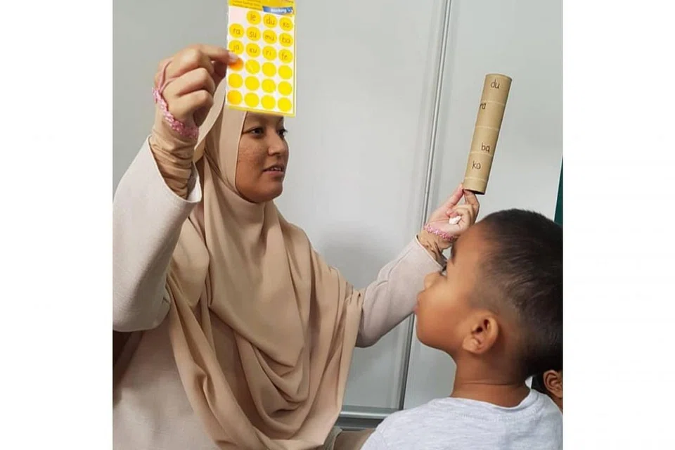 GUNA PENDEKATAN INTERAKTIF: Pendekatan konkrit dan interaktif digunakan dalam bengkel fonik agar peserta berasa seronok. 