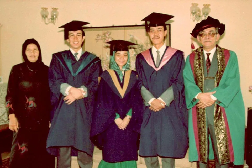RAIKAN KEJAYAAN BERSAMA: Dr Mukhlis (dua dari kanan) bersama datuk saudaranya A. Samad Ismail (kanan) dirakam meraikan kejayaan meraih ijazah sarjana muda dan Doktor Kehormat pada 1987. Bersama mereka ialah (dari kiri) isteri A. Samad Ismail, Cik Hamidah Hassan; dan lulusan NUS lain dalam keluarga, iaitu anak saudara A. Samad Ismail, Encik Muhammad Hidhir Abdul Majid yang meraih ijazah sarjana muda undang-undang dan cucu saudara A. Samad Ismail, Cik Nashitah Mustafa, yang meraih ijazah sarjana muda sains. - Foto ihsan NASHITAH MUSTAFA