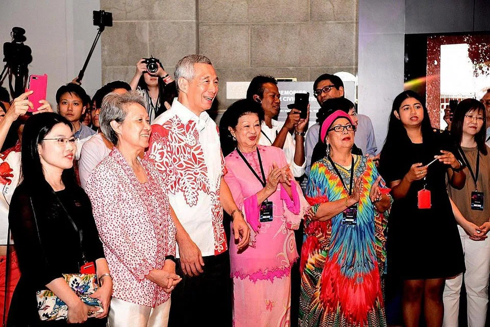 LAGU ALLAHYARHAM ZUBIR SAID DIKENANG: Dr Rohana (empat dari kiri) bersama Perdana Menteri Encik Lee Hsien Loong (tiga dari kiri) dan isteri Cik Ho Ching (dua dari kiri) menikmati persembahan lagu-lagu Allayarham Zubir Said sempena acara seni 'Sayang di Sayang: The Lesser Known Works of Zubir Said' yang berlangsung di Galeri Nasional Singapura - antara tarikan utama sambutan Bicentennial Singapura tahun ini. - Foto BCO