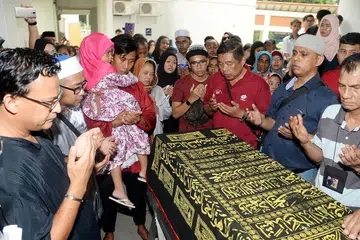 SELAMAT BERPISAH: Orang ramai membanjiri kolong blok bagi mengucapkan selamat berpisah buat kali terakhir kepada Allahyarham Muhammad Hambali semalam dengan diiringi doa dan rasa pilu. - Foto JOHARI RAHMAT