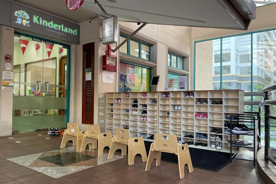 SEDANG DISIASAT: Inilah gambar prasekolah Kinderland di Blok 768 Woodlands Ave 6. Ketua pusat dan pengendali prasekolah itu kini sedang disiasat. 
