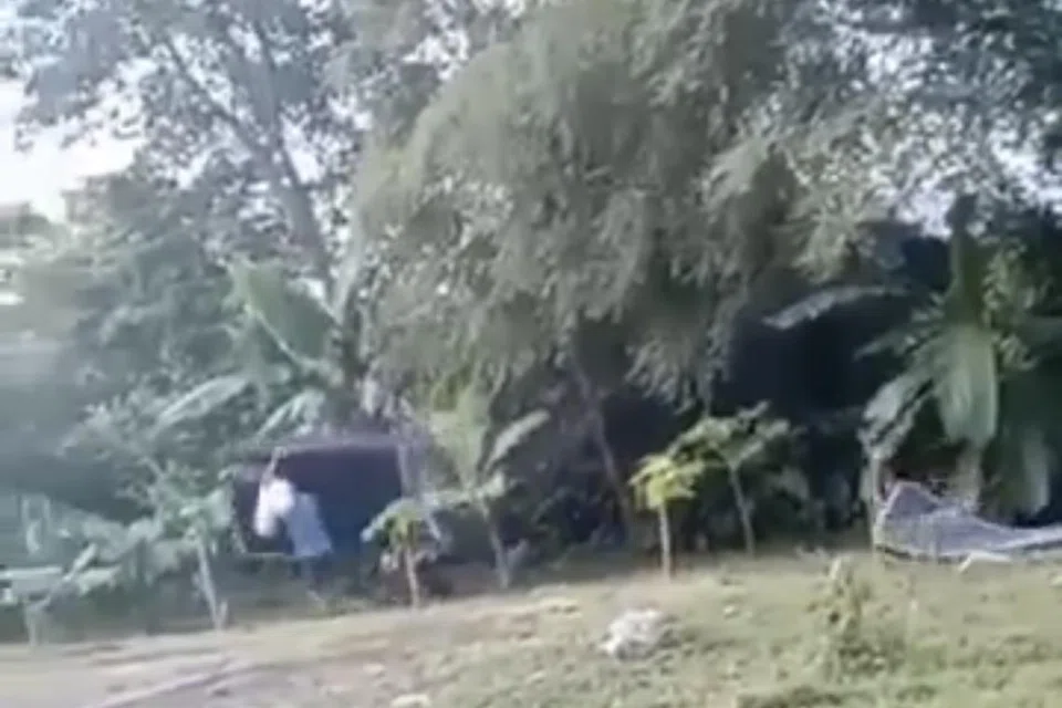 ANGKUT SEMULA: Warga asing yang menjadikan sebuah taman permainan kanak-kanak di Bandar Mahkota Cheras, Kuala Lumpur, mengangkut tilam yang digunakan oleh mereka untuk tidur pada waktu malam di lokasi berkenaan.