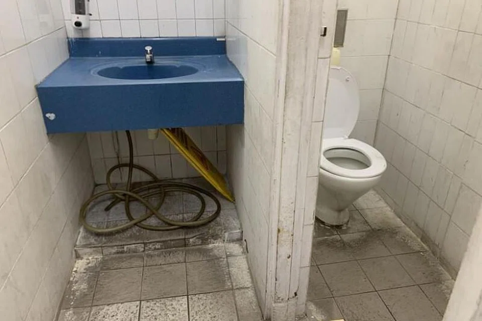 GELI-GELEMAN: Tandas di kedai kopi didapati lebih kotor dari tandas di pusat penjaja. 