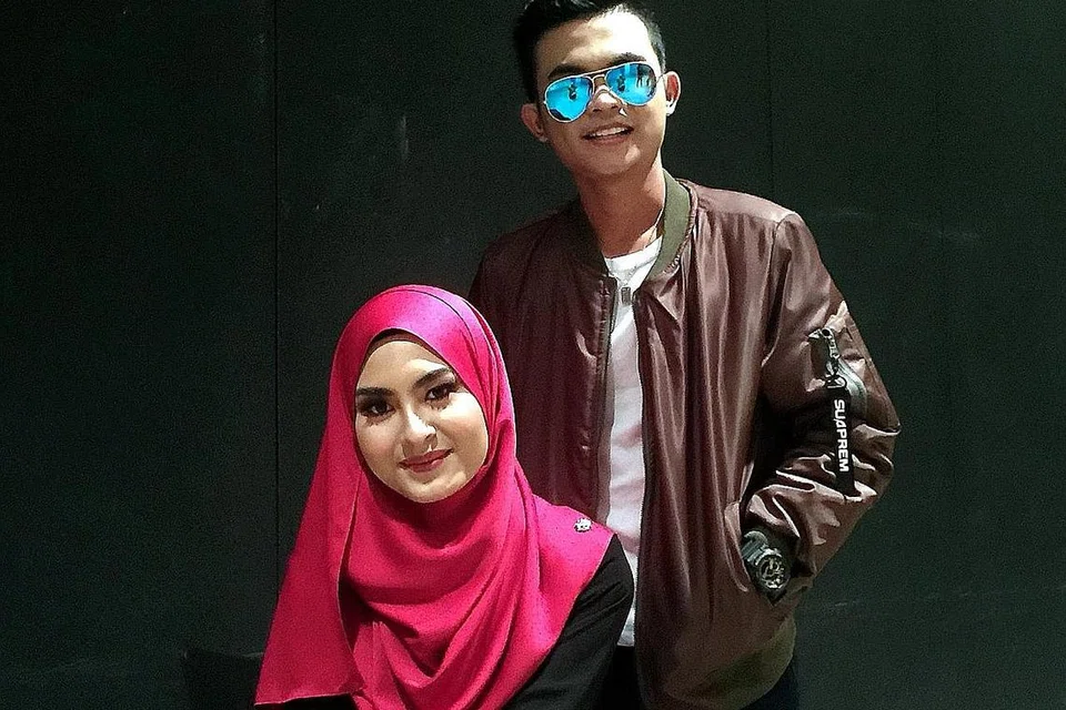 MENCARI REZEKI KELUARGA: Selain gemar menyanyi, pasangan duet yang popular dengan lagu Disana Cinta Disini Rindu - Wany Hasrita dan Tajul - menganggap kerjaya nyanyian sebagai peluang menyara hidup dan membahagiakan ibu mereka. - Foto HARYANI ISMAIL