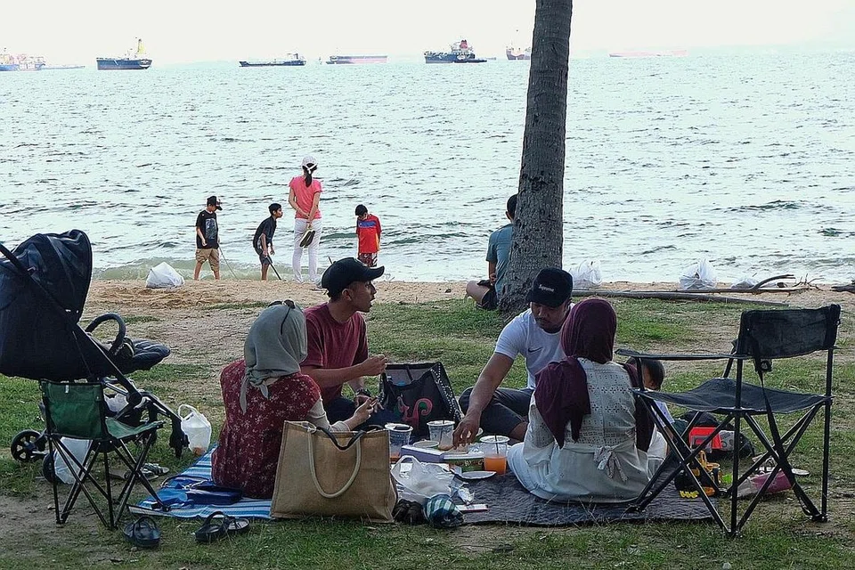 AMBIL ANGIN: Dengan kelonggaran sekatan yang membenarkan perhimpunan lima orang, ramai yang mengambil kesempatan untuk keluar beriadah dan berkelah bersama keluarga dan rakan-rakan di Pantai East Coast pada hari pertama Fasa Tiga (Kewaspadaan Dipertingkat) semalam. - Foto BH oleh KHALID BABA