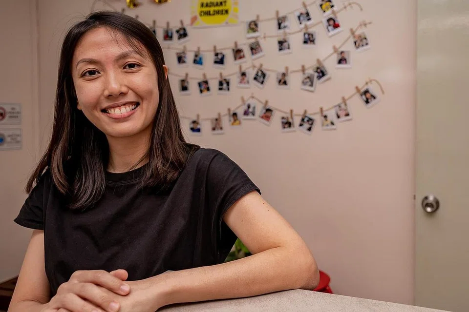 "Kami mempunyai ramai pelajar yang menghadapi cabaran untuk berkomunikasi tetapi mereka berjaya mengalihkan perhatian mereka kepada muzik untuk melahirkan perasaan mereka, termasuk rasa teruja." - Cik Samantha Soh, Pengasas dan Pengetua The Radiant Spectrum, pusat pendidikan muzik pertama bagi kanak-kanak berkeperluan khas.