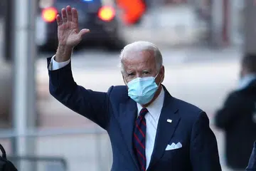 HADIRI MAJLIS TAKLIMAT: Encik Joe Biden, calon Parti Demokrat yang juga mantan naib presiden akan dilantik secara rasmi pada 20 Januari ini. Kelihatan beliau meninggalkan The Queen, Wilmington, selepas menghadiri satu majlis taklimat secara maya berhubung keselamatan nasional kelmarin. - Foto: REUTERS