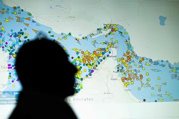 Ilustrasi foto menunjukkan pergerakan kapal di Selat Hormuz menerusi laman penjejakan kapal. Laluan perkapalan strategik itu menjadi tumpuan dunia selepas konflik Amerika Syarikat-Israel dan Iran menjejaskan pelayaran komersial di Teluk. Kapten Bangladesh, Mohammad Shafiqul Islam, bersama 31 anak kapalnya terkandas selama 115 hari apabila kapal kargo Banglar Joyjatra beberapa kali dihalang daripada merentasi Selat Hormuz. Sepanjang tempoh itu, mereka berdepan ancaman serangan peluru berpandu, terpaksa mencatu bekalan makanan dan air sebelum akhirnya dibenarkan meneruskan pelayaran pada 23 Jun