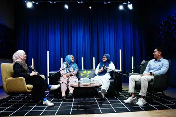 Perbincangan podcast ‘NoTapis’ disertai (dari kanan) Encik Aliff Izwan Ariffin, Ustazah Juyda Noor Mohamad dan Cik Ju’airah Kothiram, yang berkongsi pandangan tentang keberkesanan inisiatif ‘Get Fit for Haj’, anjuran Lembaga Penggalakan Kesihatan (HPB) dengan penerbit podcast, Cik Natasha Mustafa.