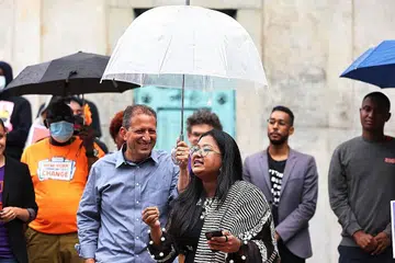 AKTIVIS MASYARAKAT: Cik Shahana Hanif dipayungi calon pilihan bagi jawatan Pengawal New York City semasa sebuah acara Jun lalu. Selepas serangan 9/11, perasaan takut membelenggu Cik Shahana akibat orang sekeliling memandang serong terhadapnya, yang berumur 10 tahun ketika itu. Namun, ia membakar azam beliau untuk berani bersuara, sekali gus membantu membentuk dirinya sekarang - aktivis masyarakat yang menjadi calon pilihan untuk memenangi kerusi Majlis New York City pada pilihan raya perbandaran akan datang.- Gambar fail