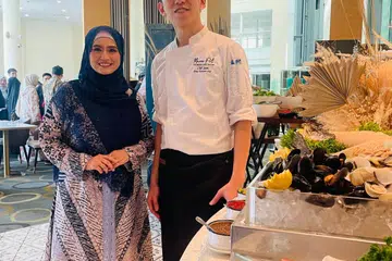 Cef Siti Mastura Alwi (kiri) bersama Cef Eksekutif Kumpulan Manna Pot yang menguruskan Blue Tiffin, Cef Soon Yuen Li.