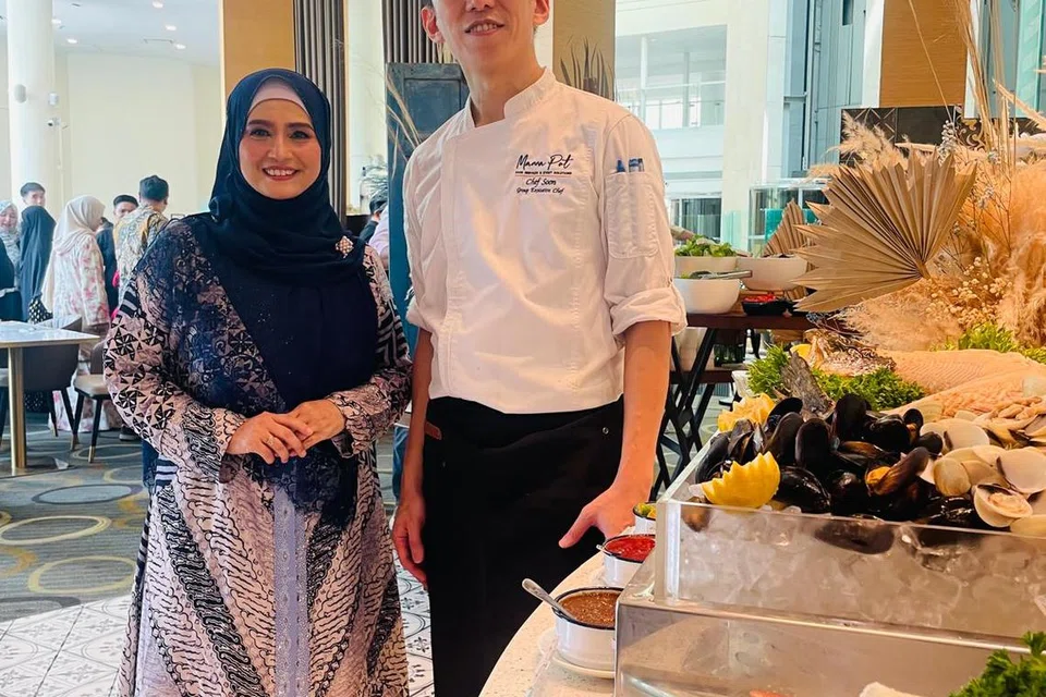 Cef Siti Mastura Alwi (kiri) bersama Cef Eksekutif Kumpulan Manna Pot yang menguruskan Blue Tiffin, Cef Soon Yuen Li.
