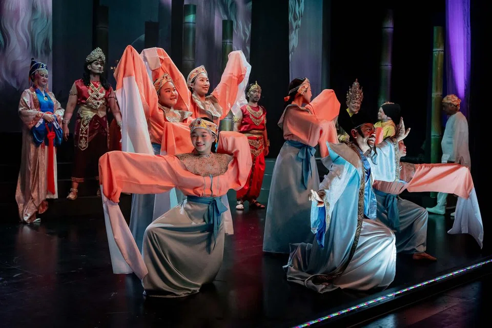 Kumpulan penari Cina bimbingan, Dr Chua Soo Pong, turut hadir menyerikan persembahan bangsawan, ‘Sri Wikrama Wira’, di Teater Studio Esplanade. 