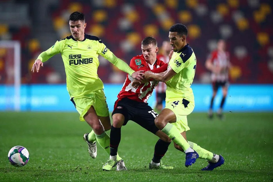 TERUS CEMERLANG: Pemain Newcastle United, Ciaran Clark (kiri) dan Isaac Hayden (kanan) cuba memberi tekanan kepada pemain Brentfod, Marcus Forss sewaktu perlawanan yang menyaksikan Brentford mara ke pusingan separuh akhir Piala Liga buat julung kalinya selepas menewaskan Newcastle 1-0. - Foto AFP