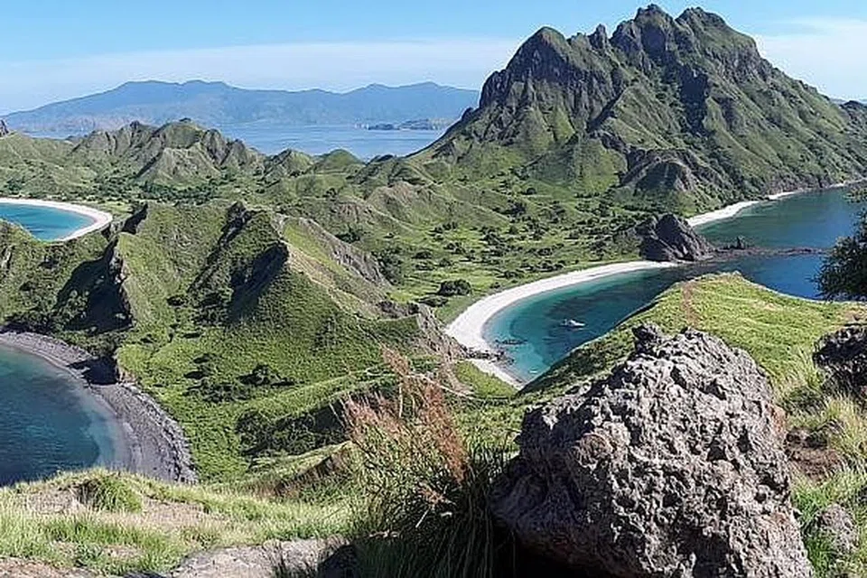 INDAH BAK LUKISAN: Pemandangan di puncak Pulau Padar paparkan keindahan bukit beralun dengan tiga teluk ikoniknya. - Foto ihsan HASNAH ABDULLAH