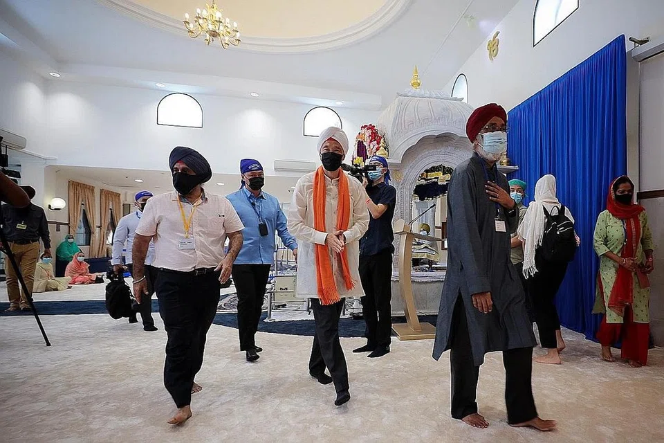 PM LAWAT KUIL: PM Lee (tengah) hadir dalam majlis pembukaan semula kuil Sikh di Silat Road semalam. Bersama beliau ialah Encik Inderjit Singh (kiri), dan Encik Baljit Singh (kanan). - Foto BM oleh JASON QUAH