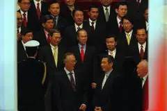 Perdana Menteri Singapura Encik Lee Hsien Loong (tengah) bersama pasukan Kabinetnya bersiap untuk bergambar pada upacara angkat sumpah pada 2004. Beliau dilihat bersama dua mantan Perdana Menteri iaitu Encik Goh Chok Tong (kiri), dan Encik Lee Kuan Yew.
