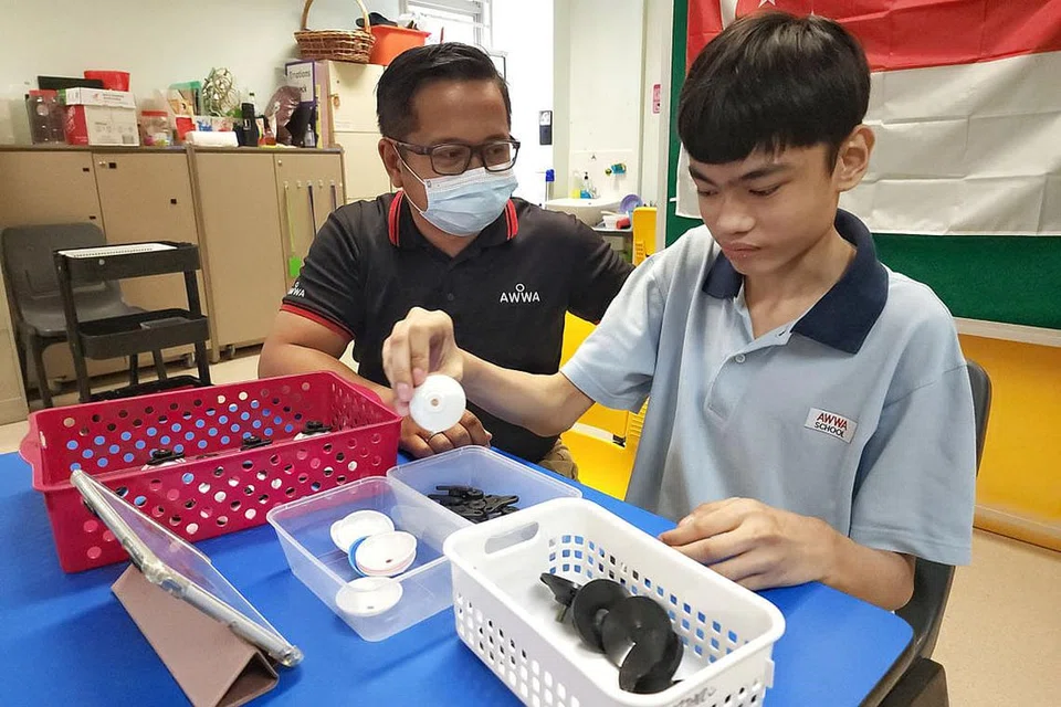 PENGALAMAN 19 TAHUN: Encik Norshahrin Hassan memperoleh pelbagai kemahiran yang membantu beliau sebagai guru kepada pelajar berkeperluan khas. - Foto AWWA