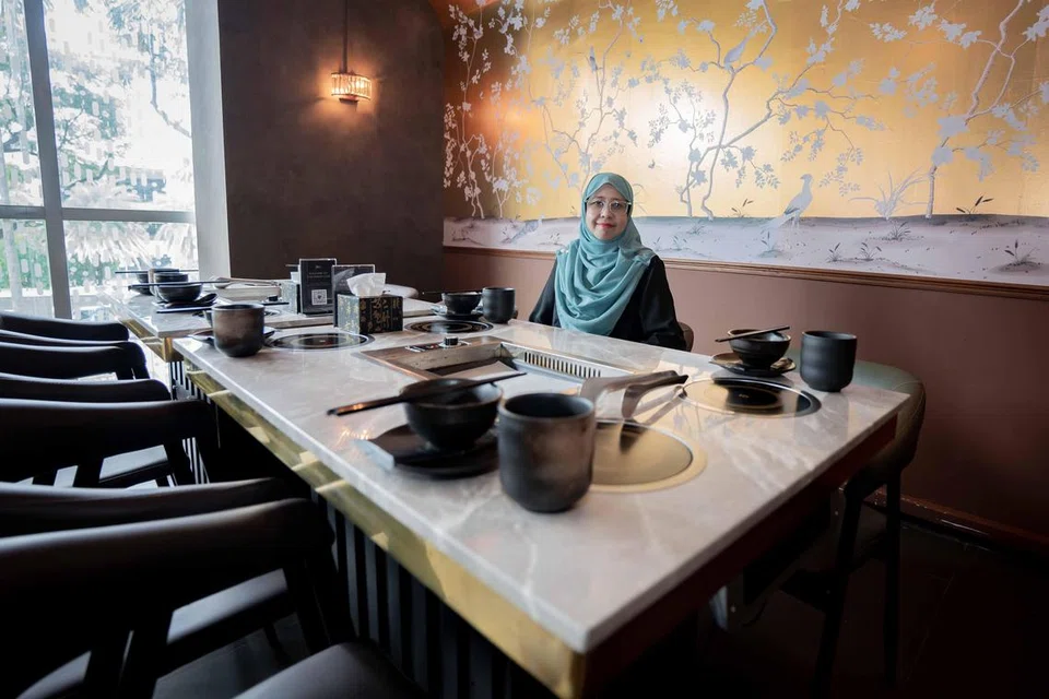 Pemilik restoran, Jing Hotpot & BBQ, Sharifah Noor Aishah Albukhary, di restorannya di Kinex.