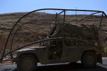 Sebuah kenderaan tentera Israel yang dilengkapi jaring perlindungan daripada serangan dron rondaan orang pertama (FPV) melakukan rondaan di sepanjang sempadan Israel-Lebanon pada 13 Julai. Rondaan keselamatan diteruskan ketika Israel dan Lebanon mencapai kemajuan dalam rundingan yang diusahakan Amerika Syarikat untuk melaksanakan dua zon perintis di selatan Lebanon, langkah awal ke arah pengunduran tentera Israel secara berperingkat dan penempatan tentera Lebanon sebagai sebahagian daripada usaha meredakan ketegangan di kawasan sempadan.