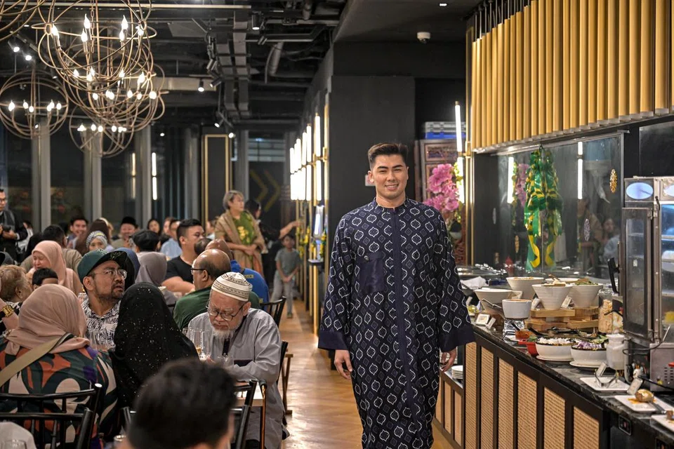 Pakaian daripada koleksi ‘Benang & Jarum Raya Collection’ yang dihasilkan oleh Rai Parjan diilhamkan hasil pengembaraannya di luar negara sebelum pandemik Covid-19 melanda.
