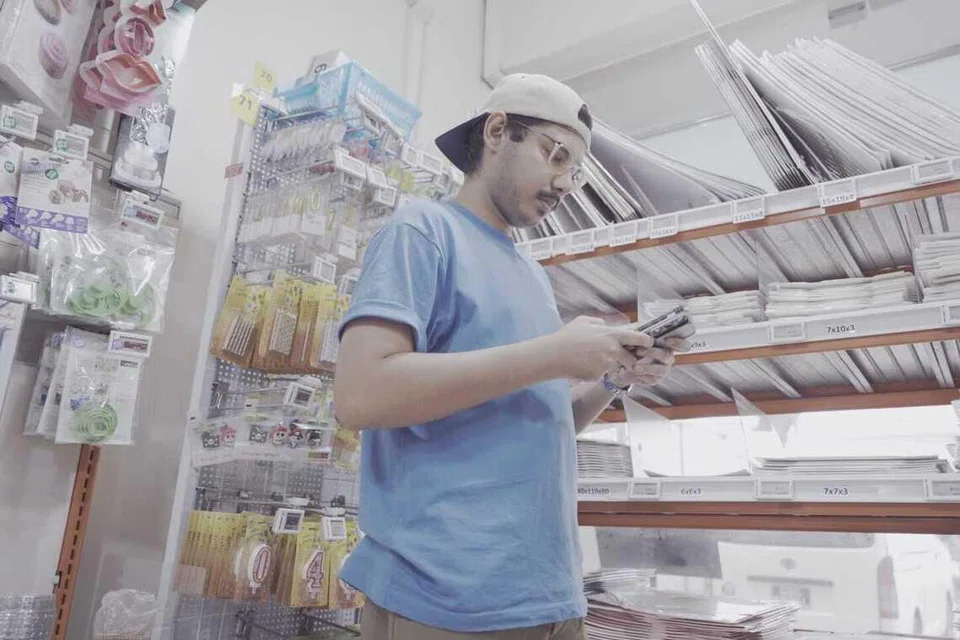 Penulis merujuk senarai bahan yang dicadangkan oleh kecerdasan buatan (AI) melalui telefon bimbit ketika mencari bahan-bahan untuk membuat tart nanas di sebuah kedai.