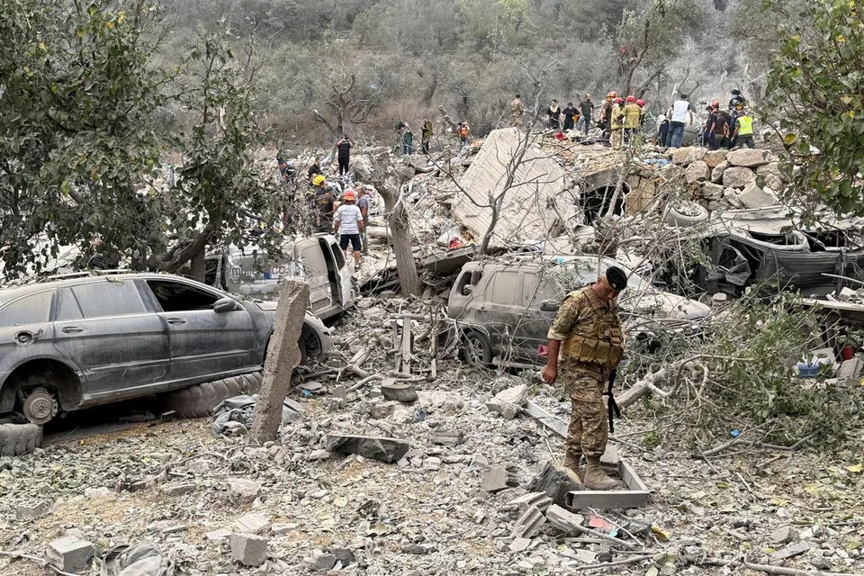 Anggota tentera Lebanon memeriksa kerosakan akibat serangan udara Israel ke atas Aitou, kawasan yang majoriti penduduknya beragama Kristian di utara Lebanon, pada 14 Oktober.