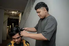 Khidmat gunting rambut di bawah blok ini dikendalikan oleh seorang remaja Muhammad Aqil Syukri dari bawah blok, menarik perhatian netizen.