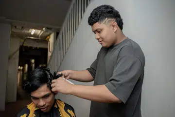 Khidmat gunting rambut di bawah blok ini dikendalikan oleh seorang remaja Muhammad Aqil Syukri dari bawah blok, menarik perhatian netizen.
