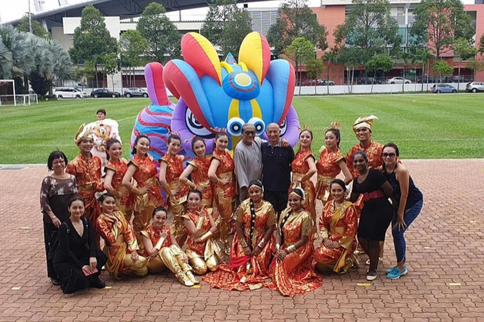 PENGALAMAN LEBIH 45 TAHUN: Encik Osman telah menyertai Chingay sejak usianya 16 tahun dan berharap anak buahnya dapat menghargai Chingay sebagai wadah yang baik bagi seni tarian. Gambar menunjukkan beliau bersama penari yang terlibat dalam persembahan Chingay 2020. - Foto-foto ihsan OSMAN ABDUL HAMID