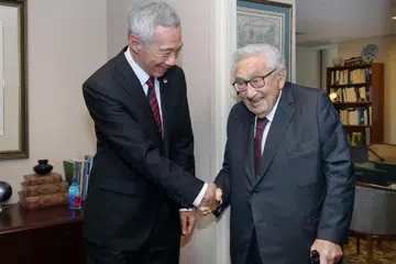 KIRIM UCAP TAKZIAH: Perdana Menteri, Encik Lee Hsien Loong (kiri), dalam suratnya kepada keluarga mantan diplomat Amerika, mendiang Dr Henry Kissinger, berkata legasinya “akan kekal untuk masa yang lama”.