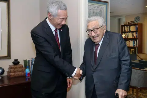 KIRIM UCAP TAKZIAH: Perdana Menteri, Encik Lee Hsien Loong (kiri), dalam suratnya kepada keluarga mantan diplomat Amerika, mendiang Dr Henry Kissinger, berkata legasinya “akan kekal untuk masa yang lama”.