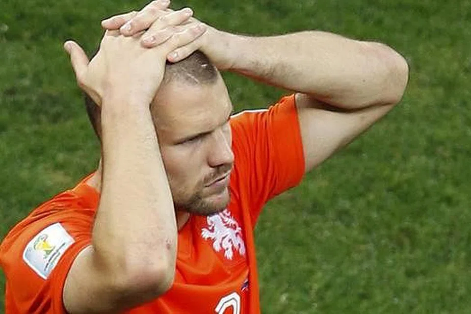 MENGAPA PEMAIN PERTAHANAN: Timbul tanda tanya mengapa van Gaal memberi tugas pemain pertahanan Ron Vlaar untuk mengambil penalti pertama? Ternyata Vlaar gagal melaksanakannya. - Foto AFP