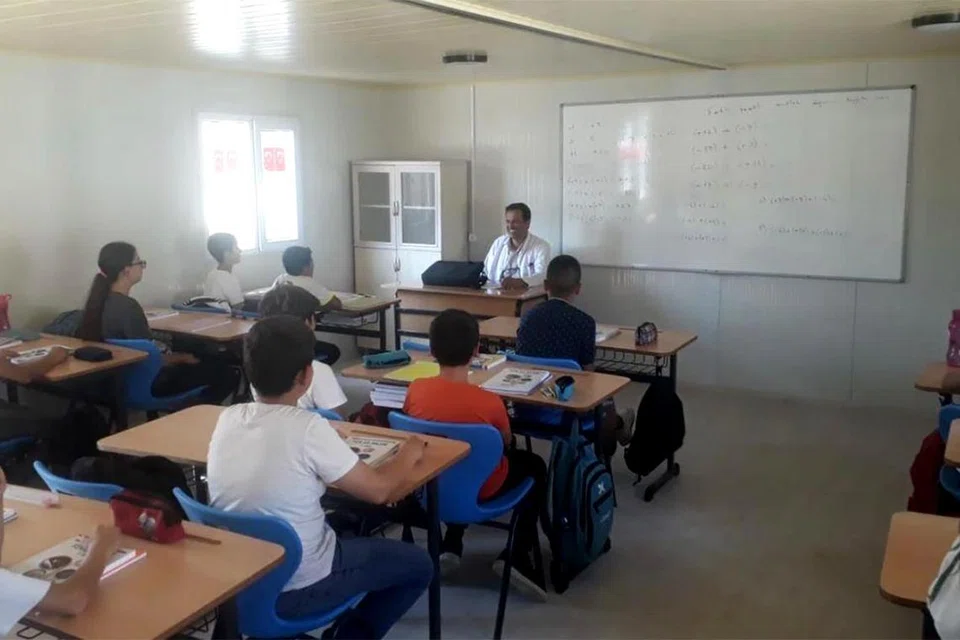 Kontena yang telah diubah suai kepada bilik darjah di Hatay, Turkey,  adalah hasil usaha Palang Merah Singapura (SRC). 