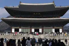 Orang ramai mengenakan pakaian Hanbok apabila berkunjung ke Istana Gyeongbokgung di Seoul, Korea Selatan pada 29 Januari 2025.