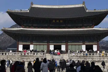 Orang ramai mengenakan pakaian Hanbok apabila berkunjung ke Istana Gyeongbokgung di Seoul, Korea Selatan pada 29 Januari 2025.