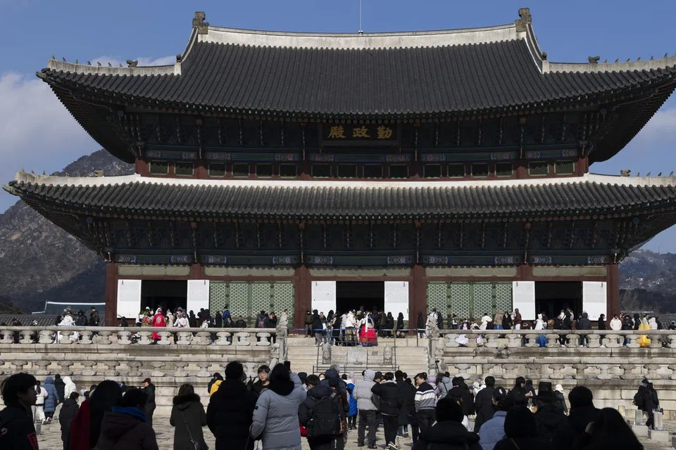 Orang ramai mengenakan pakaian Hanbok apabila berkunjung ke Istana Gyeongbokgung di Seoul, Korea Selatan pada 29 Januari 2025.