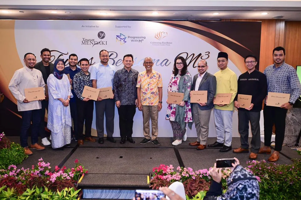 Majlis tamat pengajian program, Tunas Bersama M³, yang dihadiri Ketua Pegawai Eksekutif Mendaki, Cik Zuraidah Abdullah (tiga dari kiri); Menteri Negara Kanan (Tenaga Manusia merangkap Pertahanan), Encik Zaqy Mohamad (tujuh dari kiri); dan Menteri Bertanggungjawab bagi Ehwal Masyarakat Islam, Encik Masagos Zulkifli Masagos Mohamad (enam dari kanan), mengiktiraf 13 pemimpin MMO (Pertubuhan Melayu/Islam), antaranya termasuk (dari kiri) Naib Presiden I Perdaus, Ustaz Mohammad Taufiq Mohamed Ismail; Naib Presiden IM.PROF, Encik Ahmed Basir; Ketua Pegawai Eksekutif (CEO) Pertapis; Encik Firdaus D’Cruz; Naib Presiden Pertapis, Encik Muhammad Danial Fadzlon; Penasihat Aspire@DPPMS, Encik Fazli Mansor; Presiden Persatuan Pemudi Islam Singapura (PPIS), Cik Hazlina Abdul Halim; Presiden Lembaga Biasiswa Kenangan Maulud (LBKM), Dr Syed Harun Taha Alhabsyi; Presiden Pergas, Ustaz Muhammad Tarmizi Abdul Wahid; Pengerusi AMP, Ustaz Fathurrahman Dawoed; dan Presiden Persatuan Muhammadiyah, Ustaz Muhammad Azri Azman. 