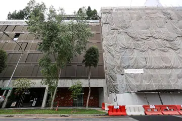 Kondominium Killiney 118 (kiri) dan tapak pembinaan 110/112 Killiney terletak bersebelahan, dalam gambar pada 26 November.