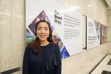TIDAK SEGAN CUBA PENGALAMAN BARU: Cik Farah berpegang pada pendapat bahawa seseorang itu harus berfikiran lebih terbuka dan tidak segan mencuba pengalaman baru. Beliau, yang baru berusia 24 tahun dan baru setahun bekerja di Micron, bersama seorang jurutera lain, kini diberi kepercayaan mengetuai sepasukan 12 teknisyen dalam operasi harian di syarikat itu. - Foto MICRON