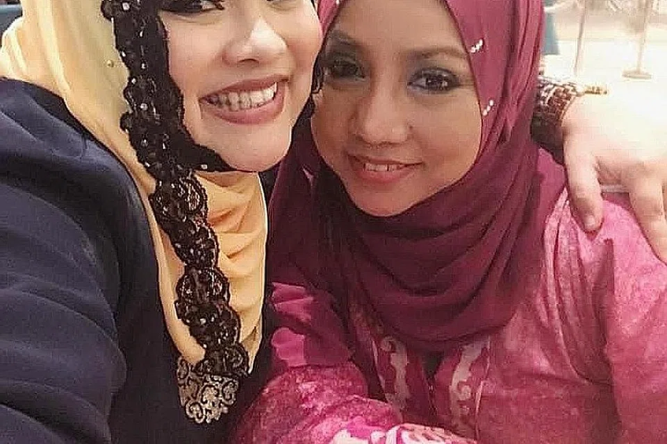 KONGSI PENTAS, DAPAT ILMU: Semasa berduet bersama Allahyarham R. Ismail, Cik Diana Nazyra turut mendapat tunjuk ajar mengenai nyanyian lagu tradisional daripada biduan bersuara emas itu. Beliau juga pernah berkongsi pentas bersama penyanyi etnik Malaysia, Noraniza Idris. - Foto-foto ihsan DIANA NAZYRA