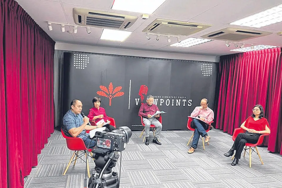 BINCANG ISU: Parti Kemajuan Singapura (PSP) mempunyai pasukan sekitar 50 anggota yang memberi tumpuan kepada usaha mendekati masyarakat Melayu/Islam. - Foto PSP
