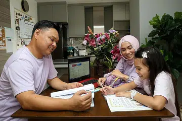 BERI SOKONGAN DAN BIMBINGAN: Nur K'eisha Adeleia seronok mengikuti kelas Bahasa Melayu Lanjutan (HML) di darjah tiga, dengan sokongan ibu bapanya yang turut terlibat membimbingnya di rumah. - Foto BH oleh YONG LI XUAN