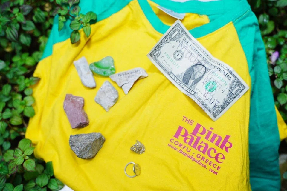 Encik Zairie Yusri turut berkongsi beberapa barangan yang menjadi kenangan sepanjang pengembaraannya di Eropah. Antara yang paling menonjol ialah kemeja-T Pink Palace, tempat beliau bekerja sebagai sukarelawan di resort tersebut selama sebulan, sebagai pertukaran untuk makanan dan tempat tinggal.