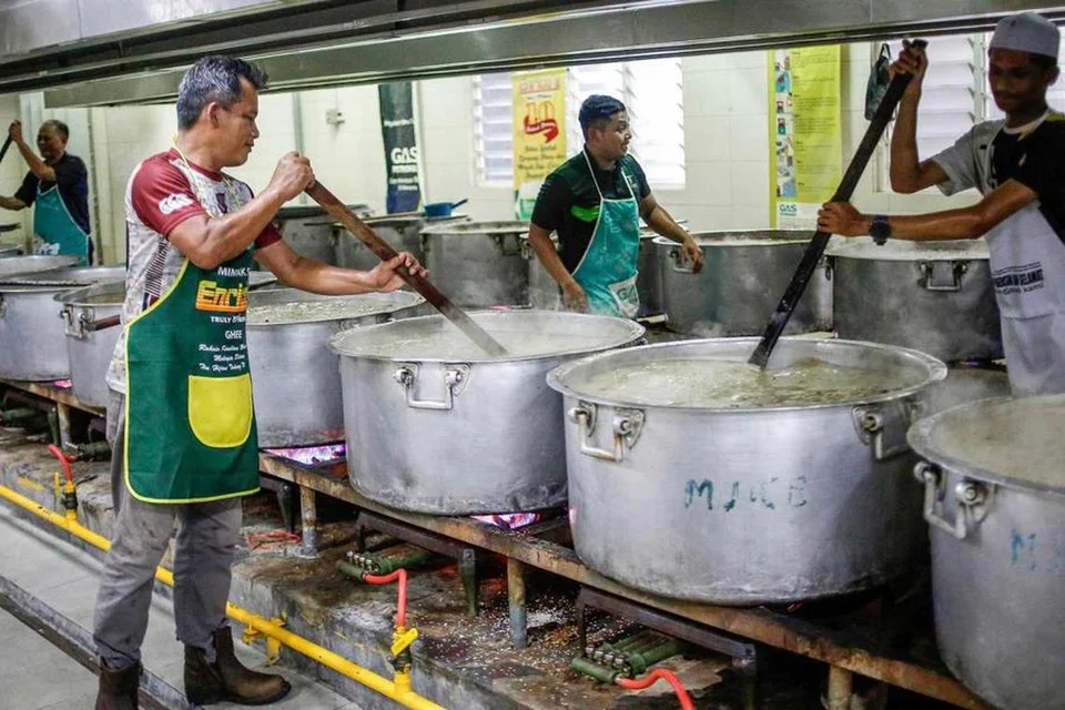 Petugas sukarelawan Masjid Jamek Kampung Baru, Kuala Lumpur, pada 2023 memasak bubur lambuk tradisi sepanjang Ramadan dan diagihkan kepada jemaah setiap hari.