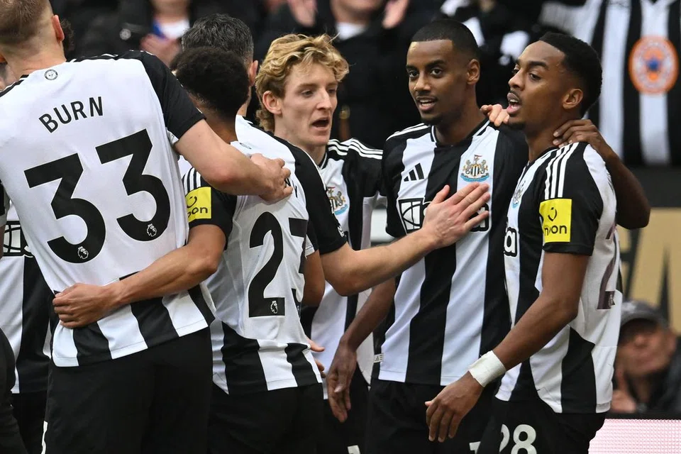 Prestasi cemerlang pemain penyerang Newcastle, Alexander Isak (dua dari kanan), yang menyumbatkan dua gol, mendapat pujian pengurusnya.