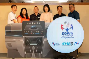 (Dari kiri) Presiden Persatuan Teksi Nasional (NTA), Encik Raymond Ong; Anggota Parlimen GRC Pasir Ris-Punggol, Cik Yeo Wan Ling; Timbalan Pesuruhjaya Polis (Operasi) Encik Lian Ghim Hua; Menteri Negara (Pembangunan Sosial dan Keluarga merangkap Pendidikan), Cik Sun Xueling; Penolong Pesuruhjaya Polis (AC) Encik Shng Yunn Chinn; dan Setiausaha Agung NPHVA, Encik Joseph Goh, semasa pelancaran Kumpulan Pengawasan Keselamatan dan Sekuriti Industri (iSSWG) Kenderaan Titik Ke Titik di Hotel Fort Canning pada 19 Februari.