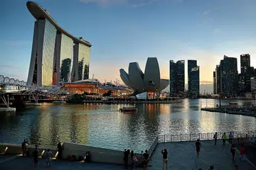 MENYIMPAN KHAZANAH NEGARA: Di bawah ketenangan air di Marina Bay tersimpan khazanah negara yang tidak ternilai. - Foto fail THE STRAITS TIMES